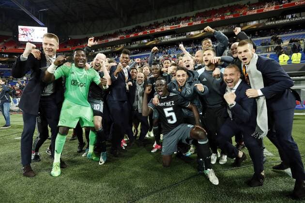 Fußball, EL, Olympique Lyon - Ajax Amsterdam (L-R) goalkeeper Andre Onana of Ajax, Davy Klaassen of Ajax, Mateo Cassierra of Ajax, Justin Kluivert of Ajax, coach Peter Bosz of Ajax, Lasse Schone of Ajax, Bertrand Traore of Ajax, Davinson Sanchez of Ajax, Kenny Tete of Ajax, Amin Younes of Ajax, Abdelhak Nouri of Ajax, Donny van de Beek of Ajax, Kenny Tete of Ajax, David Neres of Ajaxduring the UEFA Europa League semi final match between Olympique Lyonnais and Ajax Amsterdam at Stade de Lyon, on May 11, 2017 in Lyon, The Netherlands Olympique Lyon v Ajax UEFA Europa League 2016 2017 xVIxxIVx 7769701