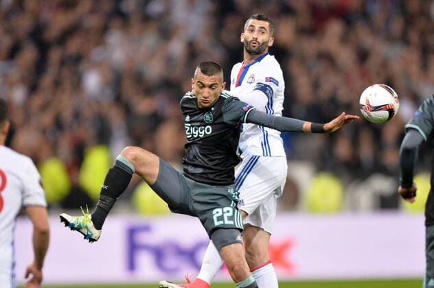 Fußball, EL, Olympique Lyon - Ajax Amsterdam 21 MAXIME GONALONS (ol) - 22 Hakim Ziyech (ajax) FOOTBALL : Lyon vs Ajax Amsterdam - Ligue Europa - 1 2 Finale - 11 05 2017 AnthonyBIBARD FEP Panoramic 