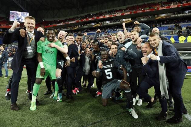 Fußball, EL, Olympique Lyon - Ajax Amsterdam (L-R) goalkeeper Andre Onana of Ajax, Davy Klaassen of Ajax, Mateo Cassierra of Ajax, Justin Kluivert of Ajax, coach Peter Bosz of Ajax, Lasse Schone of Ajax, Bertrand Traore of Ajax, Davinson Sanchez of Ajax, Kenny Tete of Ajax, Amin Younes of Ajax, Abdelhak Nouri of Ajax, Donny van de Beek of Ajax, Kenny Tete of Ajax, David Neres of Ajax, assistant trainer Hendrie Kruzen of Ajax, Vaclav Cerny of Ajaxduring the UEFA Europa League semi final match between Olympique Lyonnais and Ajax Amsterdam at Stade de Lyon, on May 11, 2017 in Lyon, The Netherlands Olympique Lyon v Ajax UEFA Europa League 2016 2017 xVIxxIVx 7769702