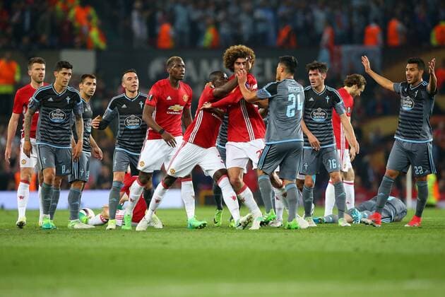 Fußball, EL, Manchester United - Celta de Vigo Football - 2016 2017 UEFA Europa League - Semi-Final, Second Leg: Manchester United ManU 1 vs. Celta Vigo 0 Eric Bailly of Manchester United is restrained by team mate Marouane Fellaini as he clashes with Facundo Roncaglia of Celta De Vigo COLORSPORT LYNNE CAMERON 