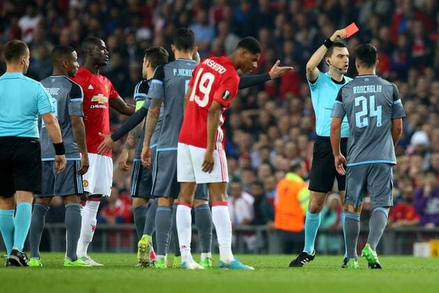 Fußball, EL, Manchester United - Celta de Vigo Football - 2016 2017 UEFA Europa League - Semi-Final, Second Leg: Manchester United ManU 1 vs. Celta Vigo 0 Referee Ovidiu Hategan shows a red card to Eric Bailly of Manchester United and Facundo Roncaglia of Celta De Vigo. COLORSPORT LYNNE CAMERON 
