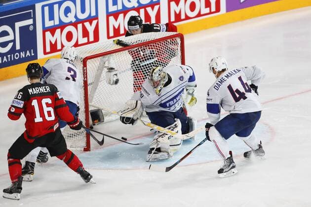 Eishockey, WM, Kanada - Frankreich Mitch Marner (Canada) marque contre Florian Hardy ( gardien France) HOCKEY SUR GLACE : Canada vs France - Championnat du monde IIHF 2017 - Paris - 11 05 2017 GwendolineLeGoff Panoramic 