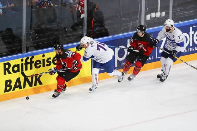 Eishockey, WM, Kanada - Frankreich Brayden Point (Canada) vs Nicolas Besch (France) HOCKEY SUR GLACE : Canada vs France - Championnat du monde IIHF 2017 - Paris - 11 05 2017 GwendolineLeGoff Panoramic 