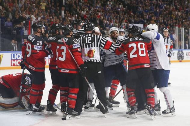 Eishockey, WM, Kanada - Frankreich altercation Claude Giroux (Canada) vs Pierre Edouard Bellemare (France) HOCKEY SUR GLACE : Canada vs France - Championnat du monde IIHF 2017 - Paris - 11 05 2017 GwendolineLeGoff Panoramic 