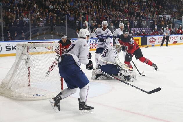 Eishockey, WM, Kanada - Frankreich Florian Hardy ( gardien France) vs Sean Couturier (Canada) HOCKEY SUR GLACE : Canada vs France - Championnat du monde IIHF 2017 - Paris - 11 05 2017 GwendolineLeGoff Panoramic 