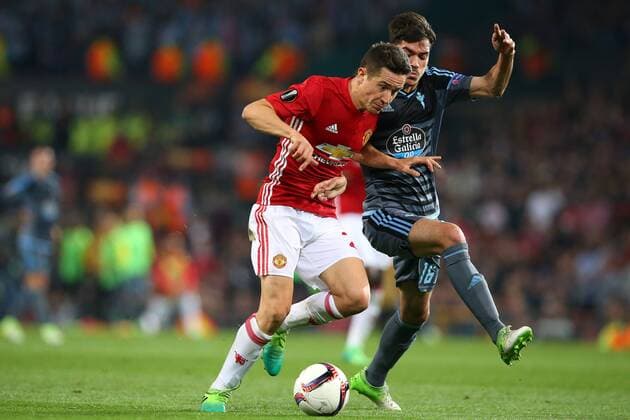 Fußball, EL, Manchester United - Celta de Vigo Football - 2016 2017 UEFA Europa League - Semi-Final, Second Leg: Manchester United ManU 1 vs. Celta Vigo 0 Ander Herrera of Manchester United competes with Jozabed of Celta De Vigo COLORSPORT LYNNE CAMERON 