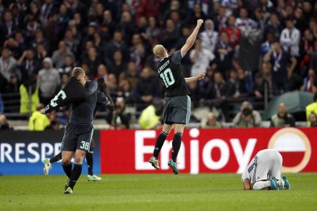 Fußball, EL, Olympique Lyon - Ajax Amsterdam (L-R) Matthijs de Ligt of Ajax, Davinson Sanchez of Ajax, Davy Klaassen of Ajax,during the UEFA Europa League semi final match between Olympique Lyonnais and Ajax Amsterdam at Stade de Lyon, on May 11, 2017 in Lyon, The Netherlands Olympique Lyon v Ajax UEFA Europa League 2016 2017 xVIxxIVx 7769923