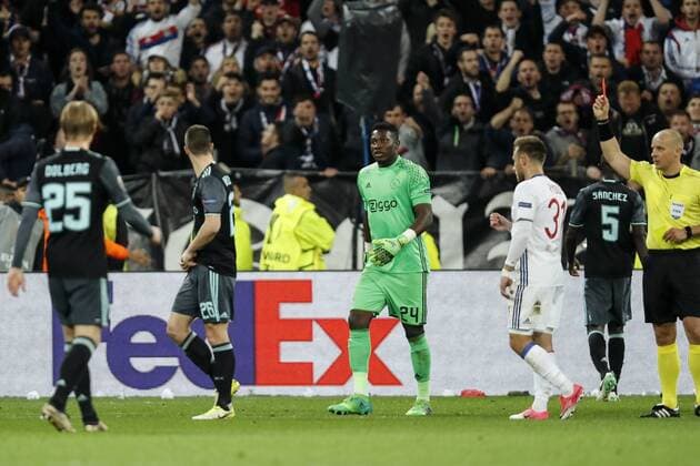 Fußball, EL, Olympique Lyon - Ajax Amsterdam (L-R) Kasper Dolberg of Ajax, Nick Viergever of Ajax, goalkeeper Andre Onana of Ajax, Maciej Rybus of Olympique Lyonnais, Davinson Sanchez of Ajax, referee Szymon Marciniakduring the UEFA Europa League semi final match between Olympique Lyonnais and Ajax Amsterdam at Stade de Lyon, on May 11, 2017 in Lyon, The Netherlands Olympique Lyon v Ajax UEFA Europa League 2016 2017 xVIxxIVx 7769960
