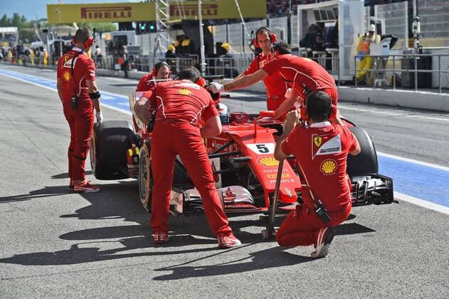 Sebastian Vettel wird mit Getriebeschaden beim 1.Training in die Box geschoben, Grosser Preis von Spanien 2017, 1. Training, Motorsport, Formel 1, 12.05.2017, Barcelona Copyright: xAndre Eibner-Pressefotox EP_JAE