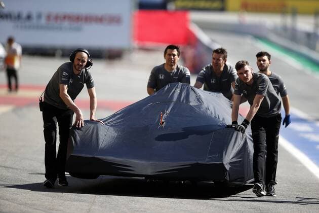 Motorsports: FIA Formula One World Championship WM Weltmeisterschaft 2017, Grand Prix of Spain, mechanic of McLaren Honda Barcelona Spain xHOCHxZWEIx