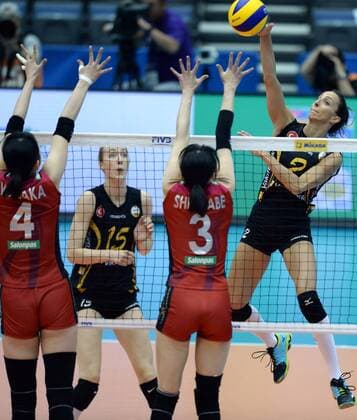 (170512) -- KOBE, May 12, 2017 -- Gozde Kirdar (1st R) of Vakifbank Istanbul spikes the ball during Women s Club World Championship WM Weltmeisterschaft 2017 Pool A match between Vakifbank Istanbul and Hisamitsu Springs Saga in Kobe, Japan on May 12, 2017. Vakifbank Istanbul won 3-0. ) (SP)JAPAN-KOBE-VOLLEYBALL-WOMEN S CLUB WORLD CHAMPIONSHIP-POOL A-VAKIFBANK VS HISAMITSU MaxPing 