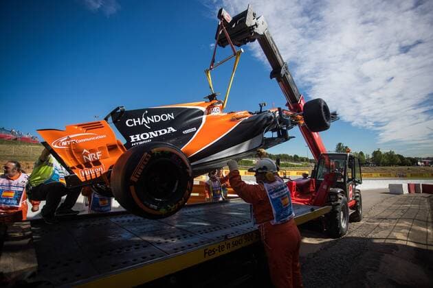 Themen der Woche - SPORT Bilder des Tages - SPORT Formel 1, GP Spanien, Fernando Alonso Motorschaden May 12th 2017, Circuit de Barcelona, Catalunya, Spain; Spanish Formula One Grand Prix; Friday Practice; Fernando Alonso s car is lifted after its failure xEricxAlonsox  ActionPlus11878273