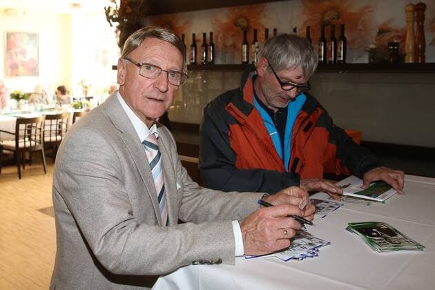 Klaus Lisiewicz (BSG Chemie Leipzig) schreibt Autogramme bei einem Fan - Treffen der Meistermannschaft von 1964 im Gasthof Alt Engelsdorf in Leipzig Engelsdorf - Deutschland, Fussball, Mann, Maenner,10.05.2017