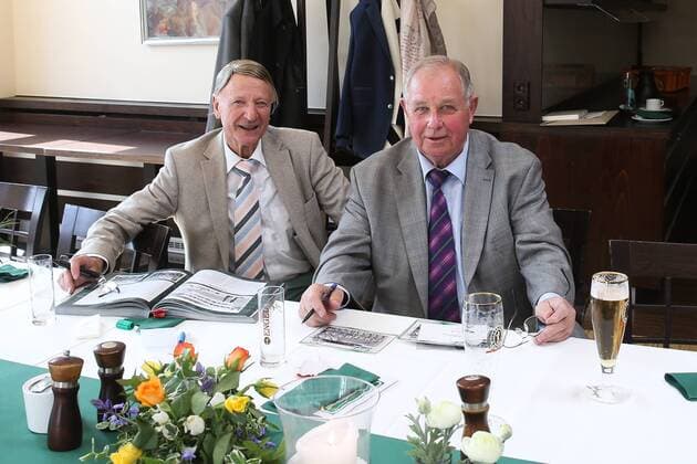 Klaus Lisiewicz (li.) und Manfred Walter (BSG Chemie Leipzig) - Treffen der Meistermannschaft von 1964 im Gasthof Alt Engelsdorf in Leipzig Engelsdorf - Deutschland, Fussball, Mann, Maenner,10.05.2017