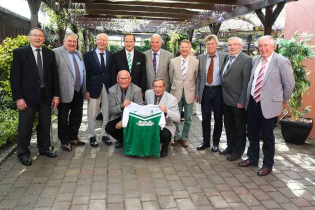 Teamfoto BSG Chemie Leipzig - hintere Reihe v.li. Klaus Günther,Wolfgang Behla,Dr. Horst Slaby,Dr. Bernd Bauchspieß,Manfred Walter,Klaus Lisiewicz,Dieter Scherbarth,Bernd Herzog,Heinz Herrmann, vordere Reihe v.li. Dieter Sommer,Hans-Georg Sannert (BSG Chemie Leipzig) - Treffen der Meistermannschaft von 1964 im Gasthof Alt Engelsdorf in Leipzig Engelsdorf - Deutschland, Fussball, Mann, Maenner,10.05.2017
