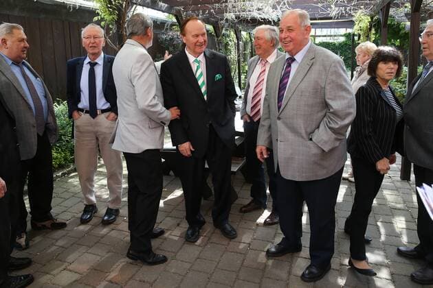 Dr. Bernd Bauchspieß (Mi.) und Manfred Walter (BSG Chemie Leipzig) - Treffen der Meistermannschaft von 1964 im Gasthof Alt Engelsdorf in Leipzig Engelsdorf - Deutschland, Fussball, Mann, Maenner,10.05.2017