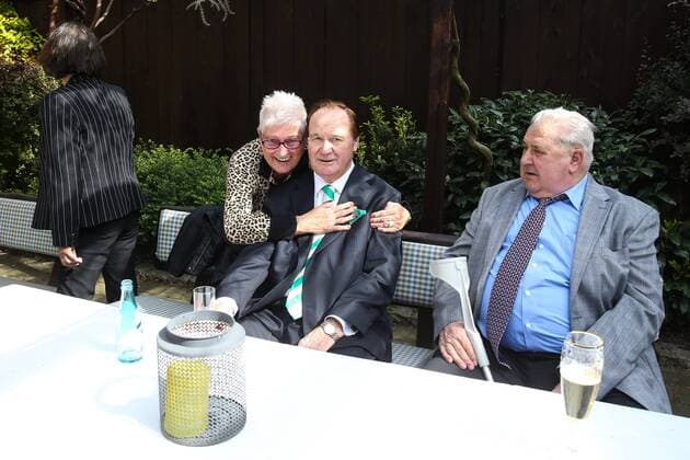 Dr. Bernd Bauchspieß (Mi.) und Wolfgang Behla (BSG Chemie Leipzig) - Treffen der Meistermannschaft von 1964 im Gasthof Alt Engelsdorf in Leipzig Engelsdorf - Deutschland, Fussball, Mann, Maenner,10.05.2017