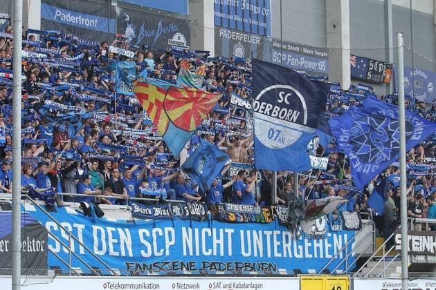 Fußball 3. Liga 37. Spieltag SC Paderborn 07 - SC Preußen Münster am 13.05.2017 in der Benteler-Arena in Paderborn Die Fans des SC Paderborn mit einer Schalparade MH
