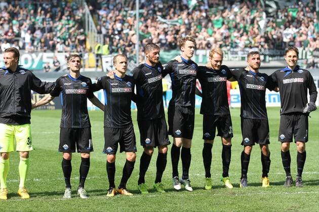 Fußball 3. Liga 37. Spieltag SC Paderborn 07 - SC Preußen Münster am 13.05.2017 in der Benteler-Arena in Paderborn Die Mannschaft des SC Paderborn freut sich über den Sieg und feiert mit den Fans MH