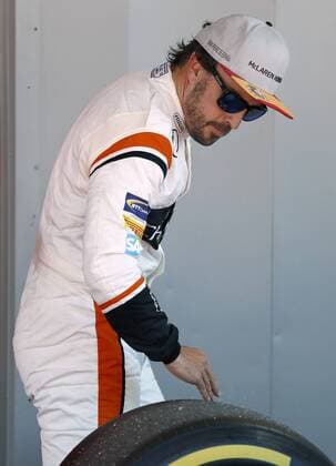 Spanish Formula One driver Fernando Alonso from McLaren Honda takes a look at the tire of his car after the qualifying session held at the Circuit de Barcelona-Catalunya in Montmelo, near Barcelona, northeastern Spain, 13 May 2017. The 2017 Formula One Grand Prix of Spain will take place on 14 May 2017. Formula One Grand Prix of Spain !ACHTUNG: NUR REDAKTIONELLE NUTZUNG!  Copyright: xANDREUxDALMAUx 20170513-636302904501656209