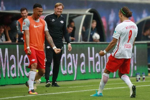 13.05.2017, xkvx, Fussball 1.Bundesliga, RB Leipzig - FC Bayern Muenchen, emspor, v.l. Torjubel, Goal celebration, celebrate the goal zum 3:1 durch Yussuf Poulsen (RB Leipzig) mit der Mannschaft und Davie Selke (RB Leipzig) Leipzig