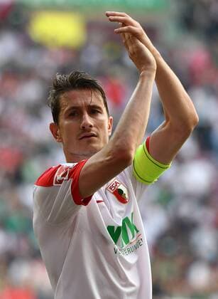 13.05.2017, xmhx, Fussball 1.Bundesliga, FC Augsburg - Borussia Dortmund, emspor, v.l. Paul Verhaegh (FC Augsburg) Jubel, Freude Augsburg