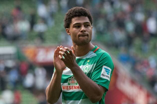 GER, 1.FBL, Werder Bremen vs TSV 1899 Hoffenheim 13.05.2017, Weser Stadion, Bremen, GER, 1.FBL, Werder Bremen vs TSV 1899 Hoffenheim, im Bild Dank an die Fans mit traenen in den Augen Serge Gnabry (Bremen 29) Gestik, Mimik, Einzelaktion, Halbkörper Halbkoerper, nordphotox xKokenge