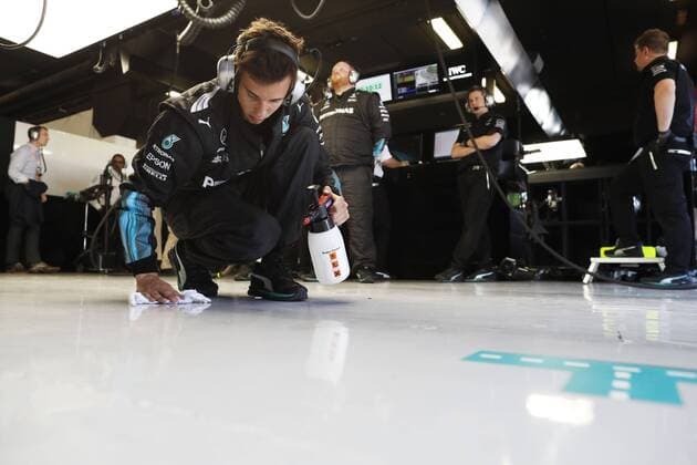 Motorsports: FIA Formula One World Championship WM Weltmeisterschaft 2017, Grand Prix of Spain, mechanic of Mercedes AMG Petronas F1 Team Barcelona Spain xHOCHxZWEIx