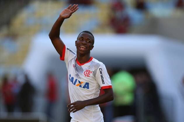 Flamengo s striker Vinicius Jr. greets fans during a Brazilian Soccer Championship 2017 match against Atletico Mineiro at the Maracana stadium in Rio de Janeiro, Brazil, 13 May 2017. The striker has been allegedly offered 45 million euros by the Spanish club Real Madrid. FLAMENGO VS. ATLETICO MINEIRO !ACHTUNG: NUR REDAKTIONELLE NUTZUNG!  Copyright: xMarceloxSayãox RIO001 20170513-636303077781269604