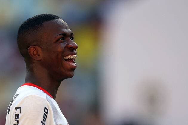 Flamengo s striker Vinicius Jr. greets fans during a Brazilian Soccer Championship 2017 match against Atletico Mineiro at the Maracana stadium in Rio de Janeiro, Brazil, 13 May 2017. The striker has been allegedly offered 45 million euros by the Spanish club Real Madrid. FLAMENGO VS. ATLETICO MINEIRO !ACHTUNG: NUR REDAKTIONELLE NUTZUNG!  Copyright: xMarceloxSayãox RIO001 20170513-636303077831352987