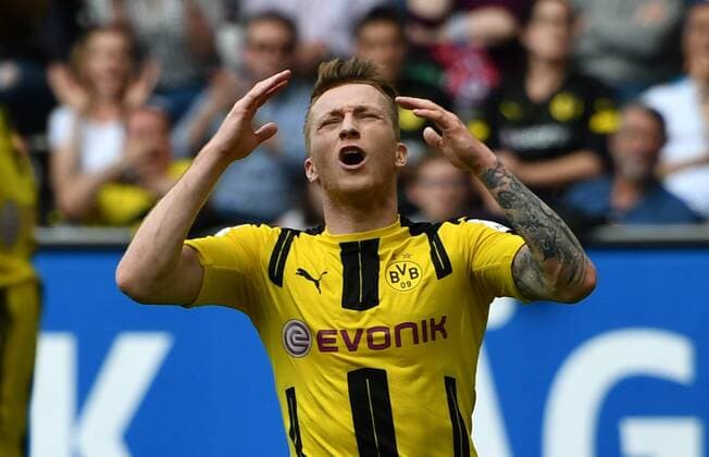 13.05.2017, xmhx, Fussball 1.Bundesliga, FC Augsburg - Borussia Dortmund, emspor, v.l. Marco Reus (Borussia Dortmund) enttäuscht, traurig, niedergeschlagen, frustriert, Enttäuschung Augsburg