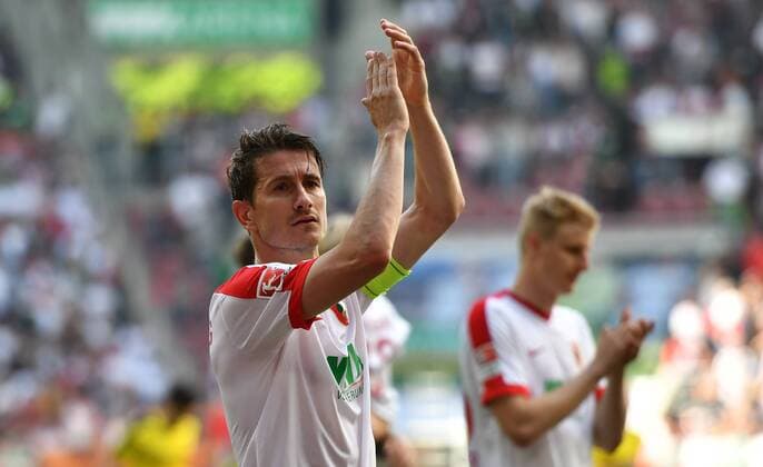 13.05.2017, xmhx, Fussball 1.Bundesliga, FC Augsburg - Borussia Dortmund, emspor, v.l. Paul Verhaegh (FC Augsburg) Jubel, Freude Augsburg