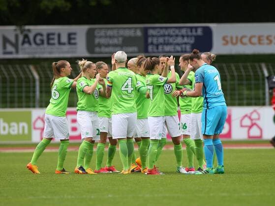Freiburg vs VfL, Frauen Freiburg, Deutschland. 14.05.2017, FUßBALL - SC Freiburg vs VfL Wolfsburg, 1. Allianz Frauen Bundesliga, Saison 2016-17. Bild zeigt: VfL Abklatschten vor dem Spiel Freiburg