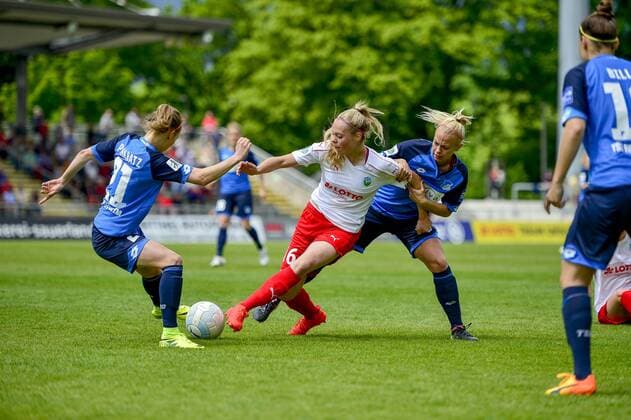 1. Frauen-Fußballbundesliga: 1. FFC Frankfurt - TSG Hoffenheim; 14.05.2017 Leonie Pankratz (TSG Hoffenheim) gegen Janina Hechler (1. FFC Frankfurt); 1. FFC Frankfurt - TSG Hoffenheim am 14.05.2017 im Stadion am Brentanobad, Frankfurt (Hessen) xkpx
