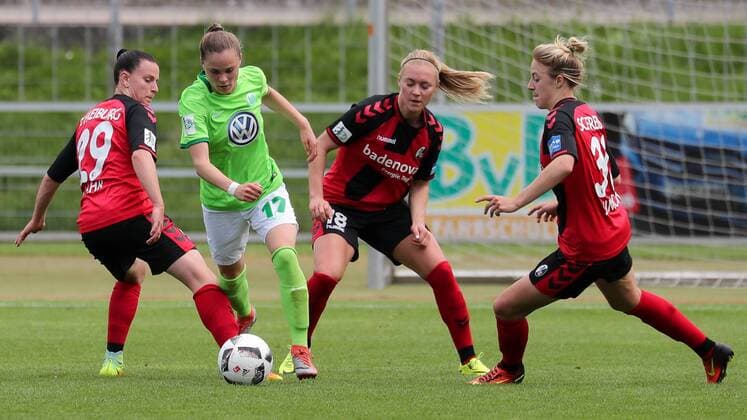 v.li.: Jobina Verena Lahr (Freiburg, 29), Ewa Pajor (Wolfsburg, 17), Sarah Puntigam (Freiburg, 18), Carolin Simon (Freiburg, 30), Aktion, Action, Spielszene, Fussball, Allianz Frauen-Bundesliga, SC Freiburg - VfL Wolfsburg, xozx