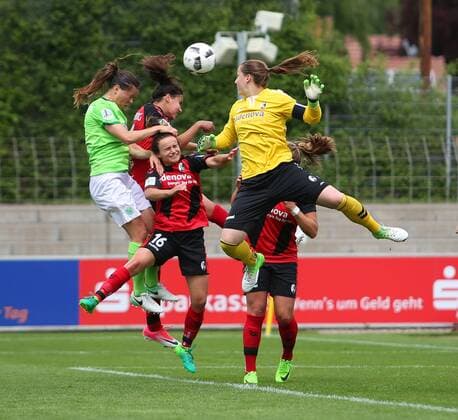 Freiburg vs VfL, Frauen Freiburg, Deutschland. 14.05.2017, FUßBALL - SC Freiburg vs VfL Wolfsburg, 1. Allianz Frauen Bundesliga, Saison 2016-17. Bild zeigt: Sara Björk Gunnarsdottir (VfL Wolfsburg), Laura Benkarth (SC Freiburg) Freiburg