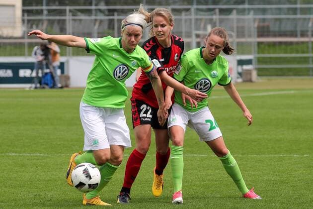v.li.: Nilla Fischer (Wolfsburg, 4), Lena Petermann (Freiburg, 22), Caroline Graham Hansen (Wolfsburg, 26), Zweikampf, Duell, duel, tackle, tackling, Dynamik, Action, Aktion, Fussball, Allianz Frauen-Bundesliga, SC Freiburg - VfL Wolfsburg, xozx