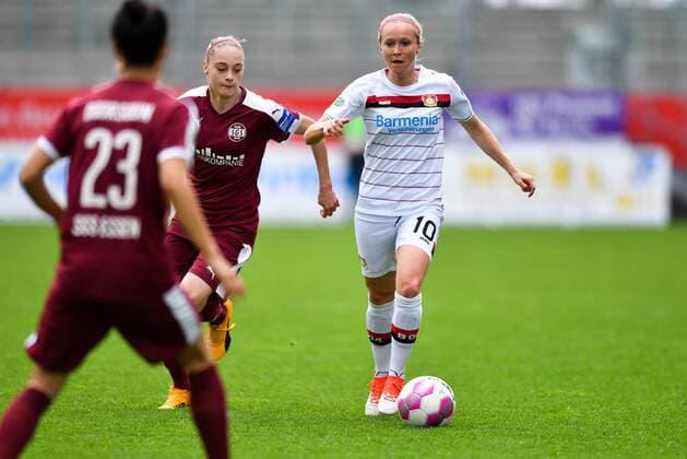 Zweikampf Jaqueline Klasen (SGS Essen) (16) Turid Knaak (Bayer 04 Leverkusen) (10), Fussball, Allianz Frauen-Bundesliga, SGS Essen - Bayer Leverkusen, xmkx