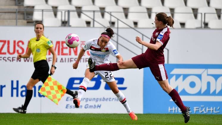 Ana-Cristina Oliveira-Leite (Bayer 04 Leverkusen) (22) flankt den Ball Lena Ostermeier (SGS Essen) (18) kommt zu spät, Fussball, Allianz Frauen-Bundesliga, SGS Essen - Bayer Leverkusen, xmkx