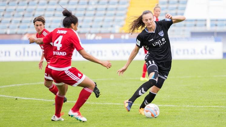 v.li.: Chioma Nisa Igwe (SC Sand, 4), Lucie Vonkova (FF USV Jena, 11); Zweikampf, Duell, Aktion, action, Fußball, Allianz Frauen-Bundesliga, FF USV Jena - SC Sand, xprx