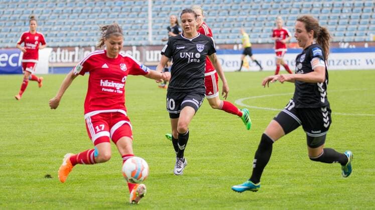 v.li.: Claire Savin (SC Sand, 17), Amber Hearn (FF USV Jena, 10), Julia Arnold (FF USV Jena, 31); Aktion, action, Fußball, Allianz Frauen-Bundesliga, FF USV Jena - SC Sand, xprx