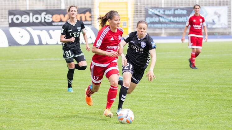 v.li.: Claire Savin (SC Sand, 17), Marie-Luise Herrmann (FF USV Jena, 21); Zweikampf, Duell, Aktion, action, Fußball, Allianz Frauen-Bundesliga, FF USV Jena - SC Sand, xprx