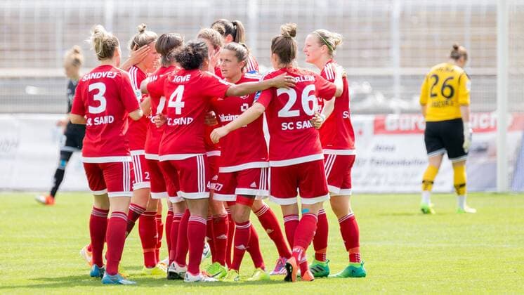 Jubel, celebration bei SC Sand über das 0:1 durch Nina Burger (SC Sand, 19); Tor, goal, Torerfolg, Aktion, Fußball, Allianz Frauen-Bundesliga, FF USV Jena - SC Sand, xprx