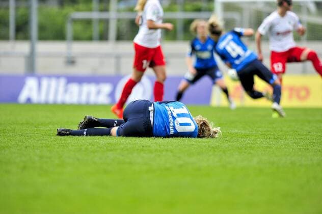 1. Frauen-Fußballbundesliga: 1. FFC Frankfurt - TSG Hoffenheim; 14.05.2017 Sharon Beck (TSG Hoffenheim) verletzt am Boden; 1. FFC Frankfurt - TSG Hoffenheim am 14.05.2017 im Stadion am Brentanobad, Frankfurt (Hessen) xkpx
