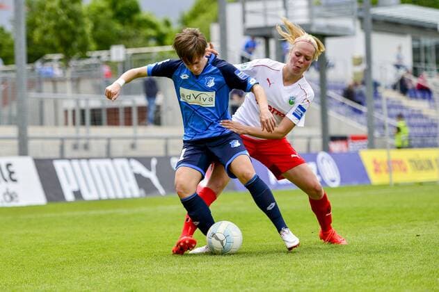 1. Frauen-Fußballbundesliga: 1. FFC Frankfurt - TSG Hoffenheim; 14.05.2017 Janina Hechler (1. FFC Frankfurt) stoppt Dora Zeller (TSG Hoffenheim); 1. FFC Frankfurt - TSG Hoffenheim am 14.05.2017 im Stadion am Brentanobad, Frankfurt (Hessen) xkpx