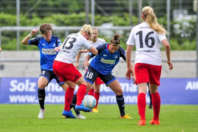 1. Frauen-Fußballbundesliga: 1. FFC Frankfurt - TSG Hoffenheim; 14.05.2017 Marith Priessen (1. FFC Frankfurt) gegen Nicole Billa (TSG Hoffenheim); 1. FFC Frankfurt - TSG Hoffenheim am 14.05.2017 im Stadion am Brentanobad, Frankfurt (Hessen) xkpx