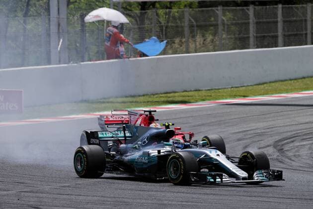 Spanish Grand Prix, Barcelona 11 - 14 May 2017 Valtteri Bottas (FIN) Mercedes AMG F1 W08 and Sebastian Vettel (GER) Ferrari SF70H battle for position. 14.05.2017. 