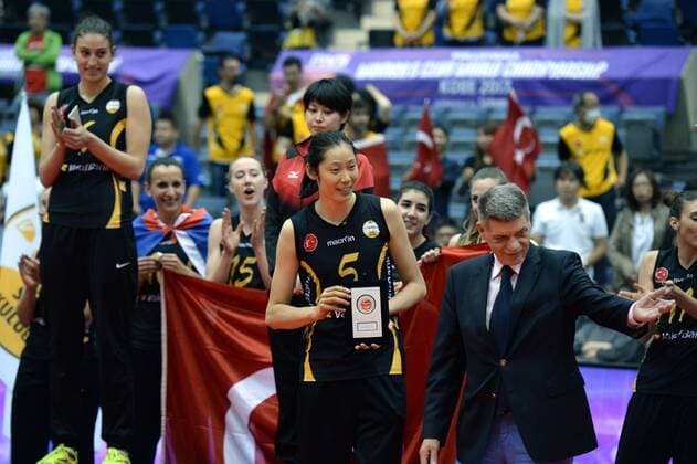 (170514) -- KOBE, May 14, 2017 -- Zhu Ting (Front) of Vakifbank Istanbul claimes her MVP award after winning Women s Club World Championship WM Weltmeisterschaft 2017 final match between Vakifbank Istanbul and Rexona-Sesc in Kobe, Japan, on May 14, 2017. Vakifbank Istanbul won 3-0 and claimed the title. ) (SP)JAPAN-KOBE-VOLLEYBALL-WOMEN S CLUB WORLD CHAMPIONSHIP-FINAL-VAKIFBANK VS REXONA-SESC MaxPing 