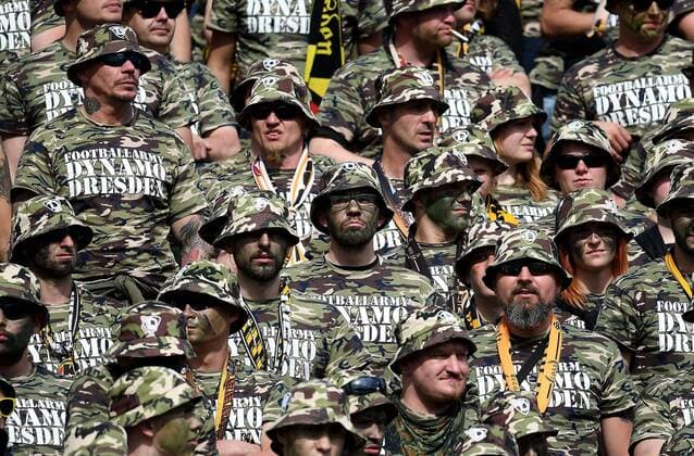 Themen der Woche - SPORT Bilder des Tages - SPORT 14.05.2017, xfux, Fussball 2.Bundesliga, Karlsruher SC - Dynamo Dresden, emspor, v.l. Fans Dynamo Dresden Stimmung Trikot Schal Fanblock Karlsruhe