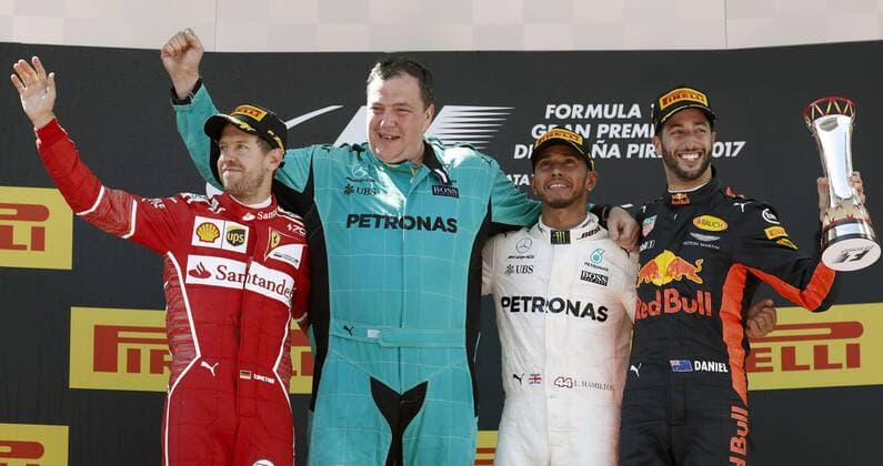 British Formula One driver Lewis Hamilton (2R), of Mercedes, celebrates with a team member (2L), as he poses next to German Sebastian Vettel (L, second), of Ferrari, and Australian Daniel Ricciardo (third, R), of Red Bull, after winning the 2017 Grand Prix of Spain at Barcelona-Catalonia racetrack in Montmelo, Catalonia, northeastern Spain, 14 May 2017. GRAND PRIX OF SPAIN !ACHTUNG: NUR REDAKTIONELLE NUTZUNG! Copyright: xAndreuxDalmaux GRA205 20170514-636303788646559853